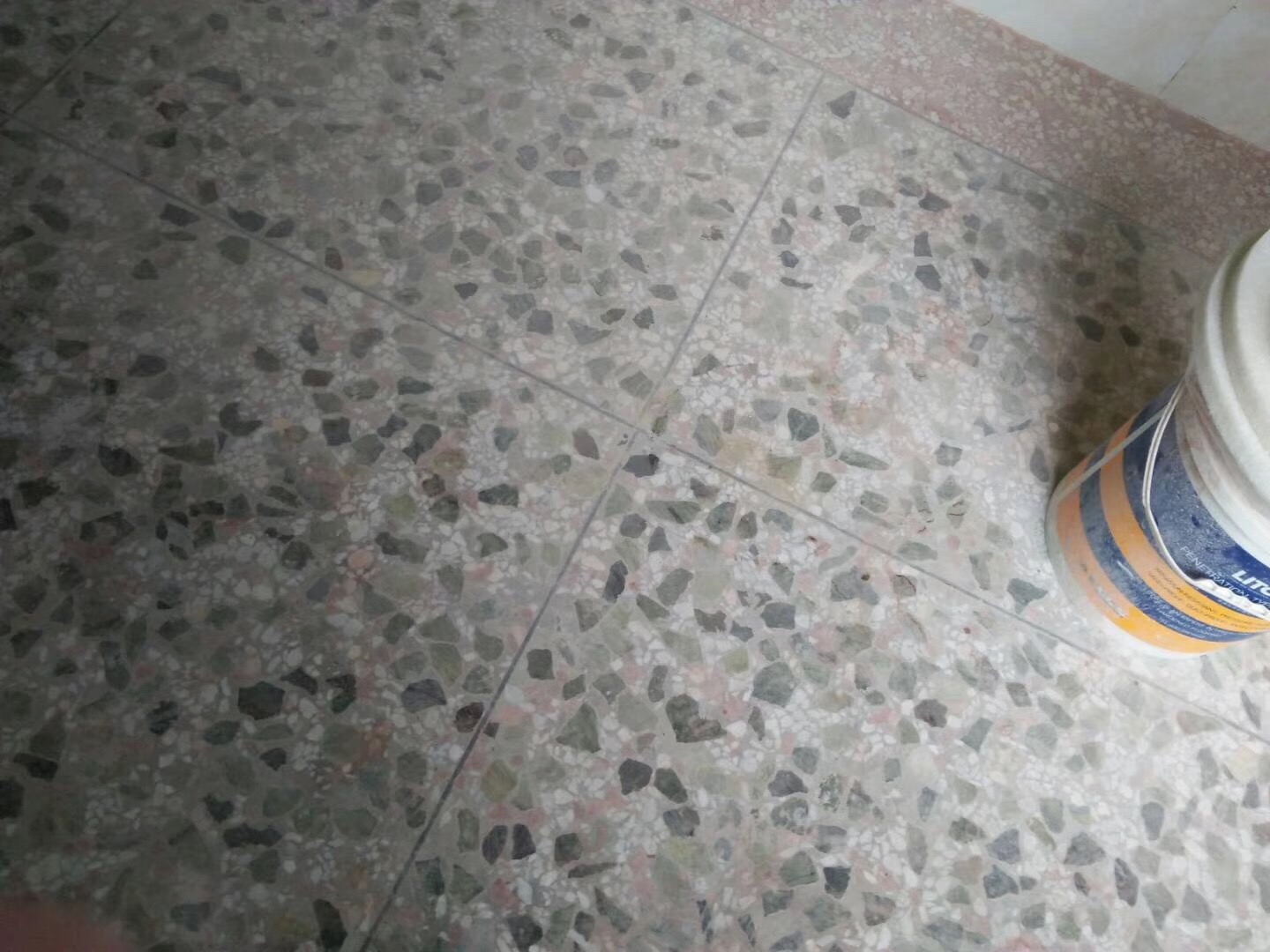 水磨石地面密封固化劑處理前